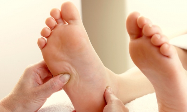 Hướng dẫn bấm huyệt bàn chân trị bệnh tê bì chân tay