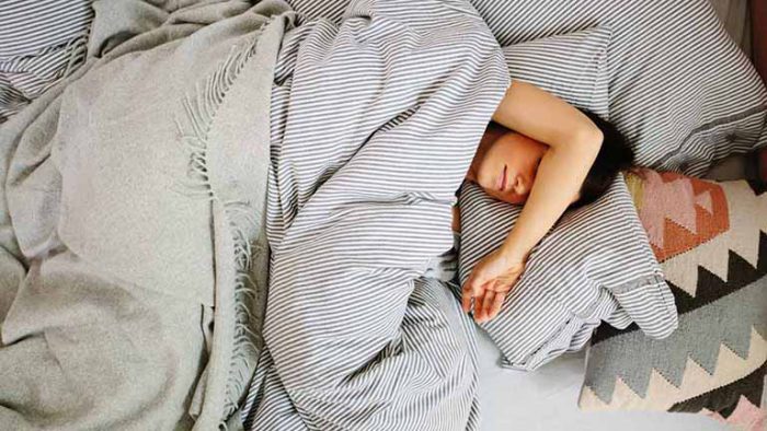 Nguyên nhân thường gặp dẫn đến hiện tượng tê bì chân tay khi ngủ