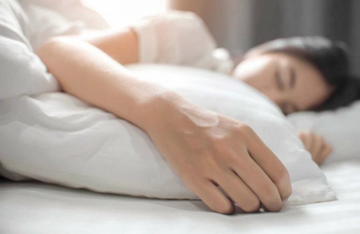 Cảnh giác với hiện tượng tê bì chân tay khi ngủ